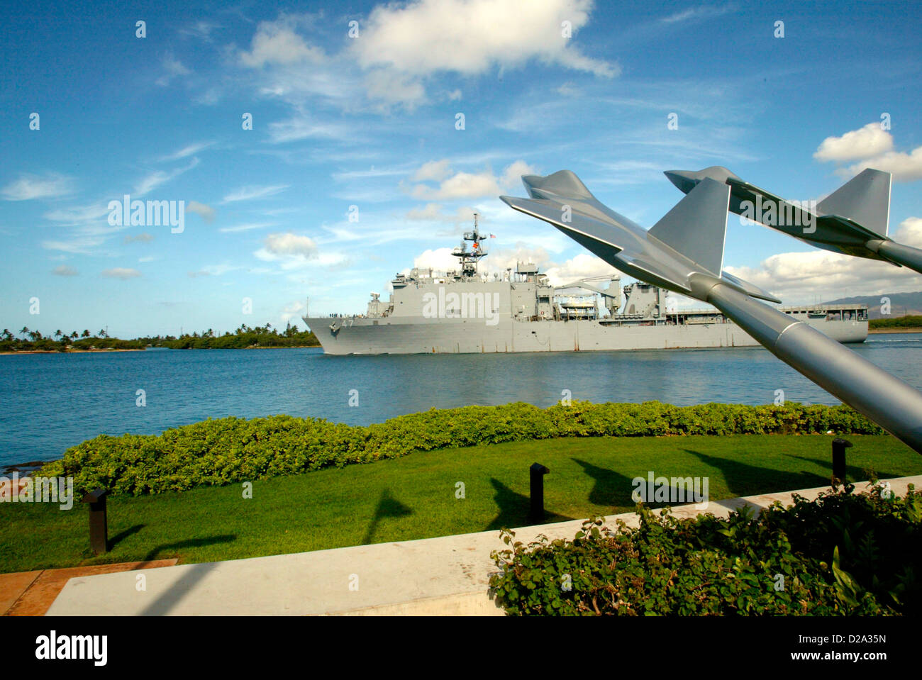 Honolulu, Hawaii - La USS Rushmore si diparte da Pearl Harbor . L'uomo mancante formazione Memorial è mostrato in primo piano. Foto Stock