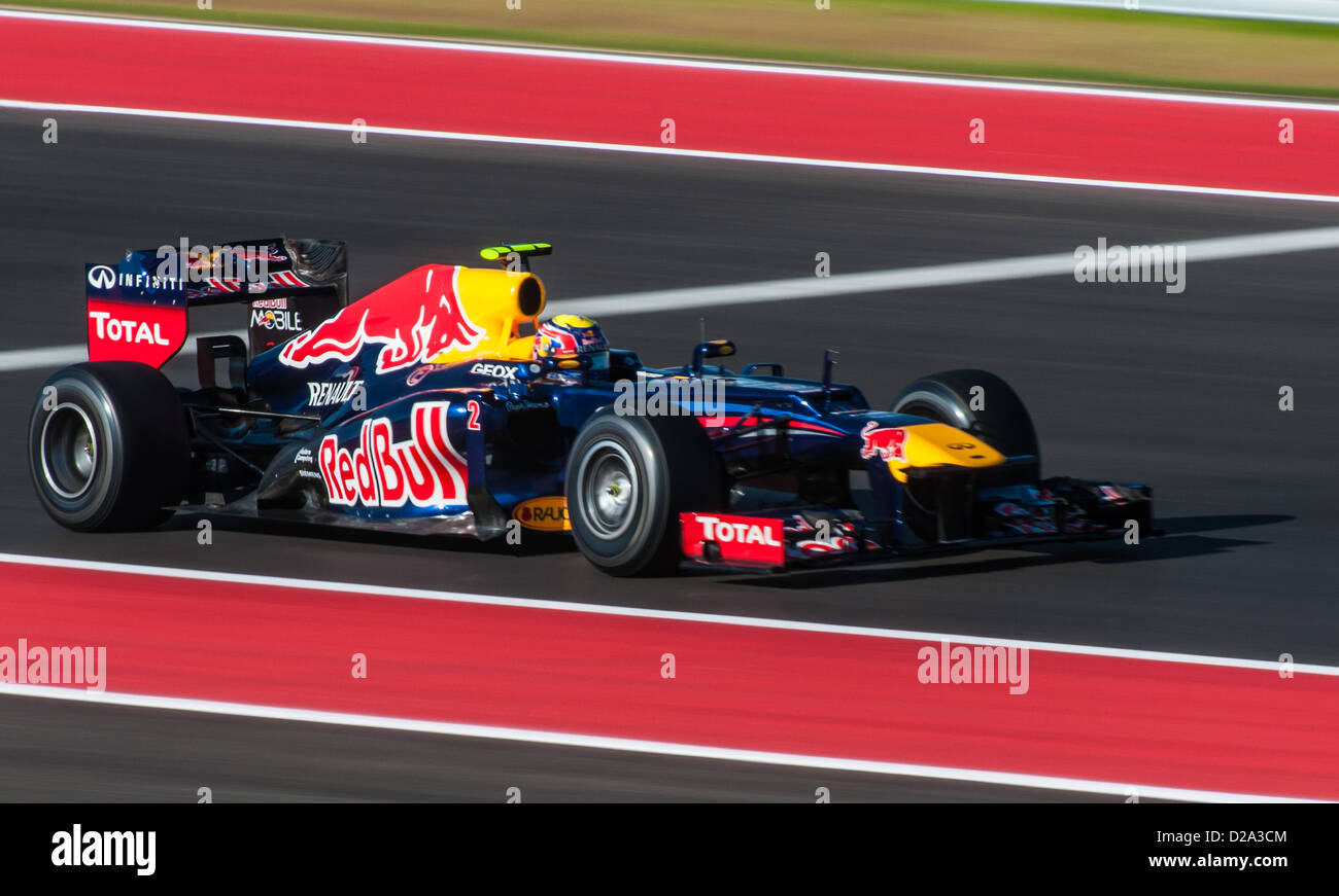 Mark Webber spinge la sua Red Bull Racing RB1 durante la qualificazione per il 2012 US Grand Prix di Austin in Texas Foto Stock