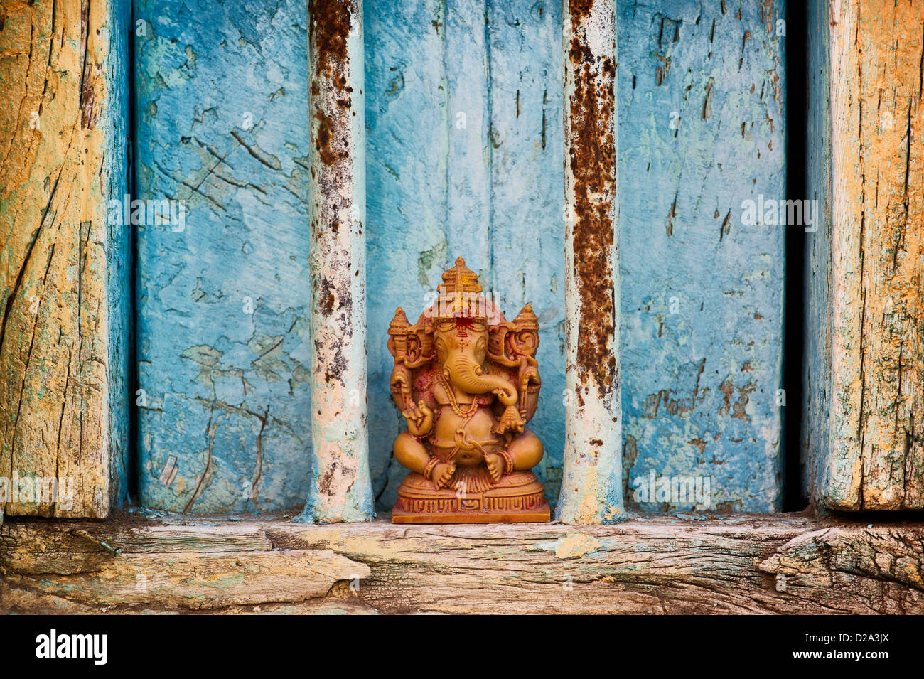 Elefante indù Dio. Signore Ganesha statua in indiano e finestra di casa Foto Stock