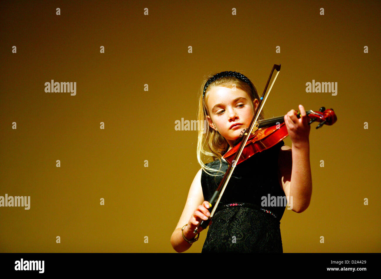 Ragazza effettuando in corrispondenza di un violino considerando. Foto Stock