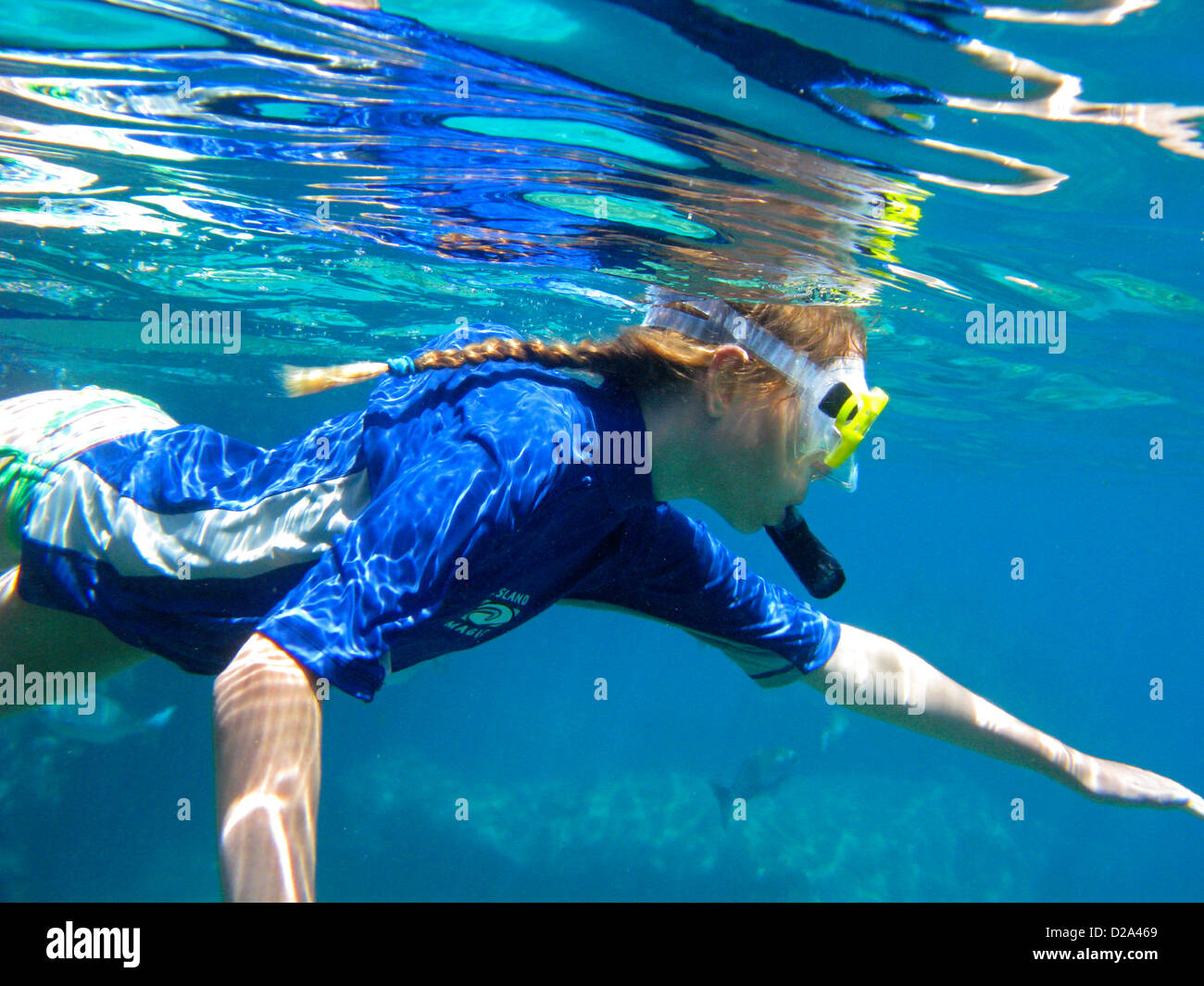 La ragazza (11) Lo Snorkeling a squali' baia sulla costa nord di Oahu, Hawaii. Foto Stock