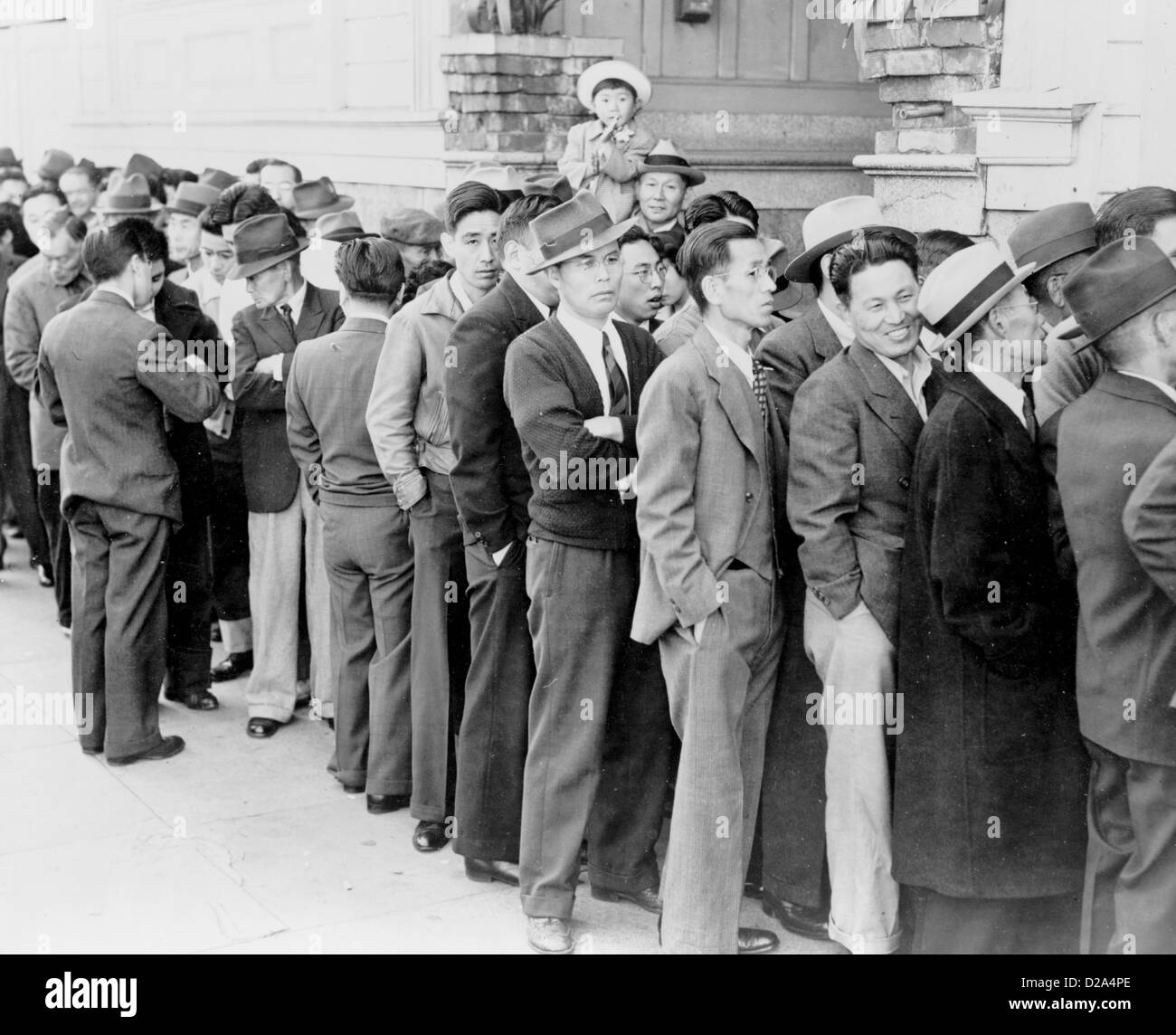 San Francisco California. Aprile 1942 i residenti di ascendenza giapponese che figurano civile stazione di controllo per la registrazione in risposta Foto Stock