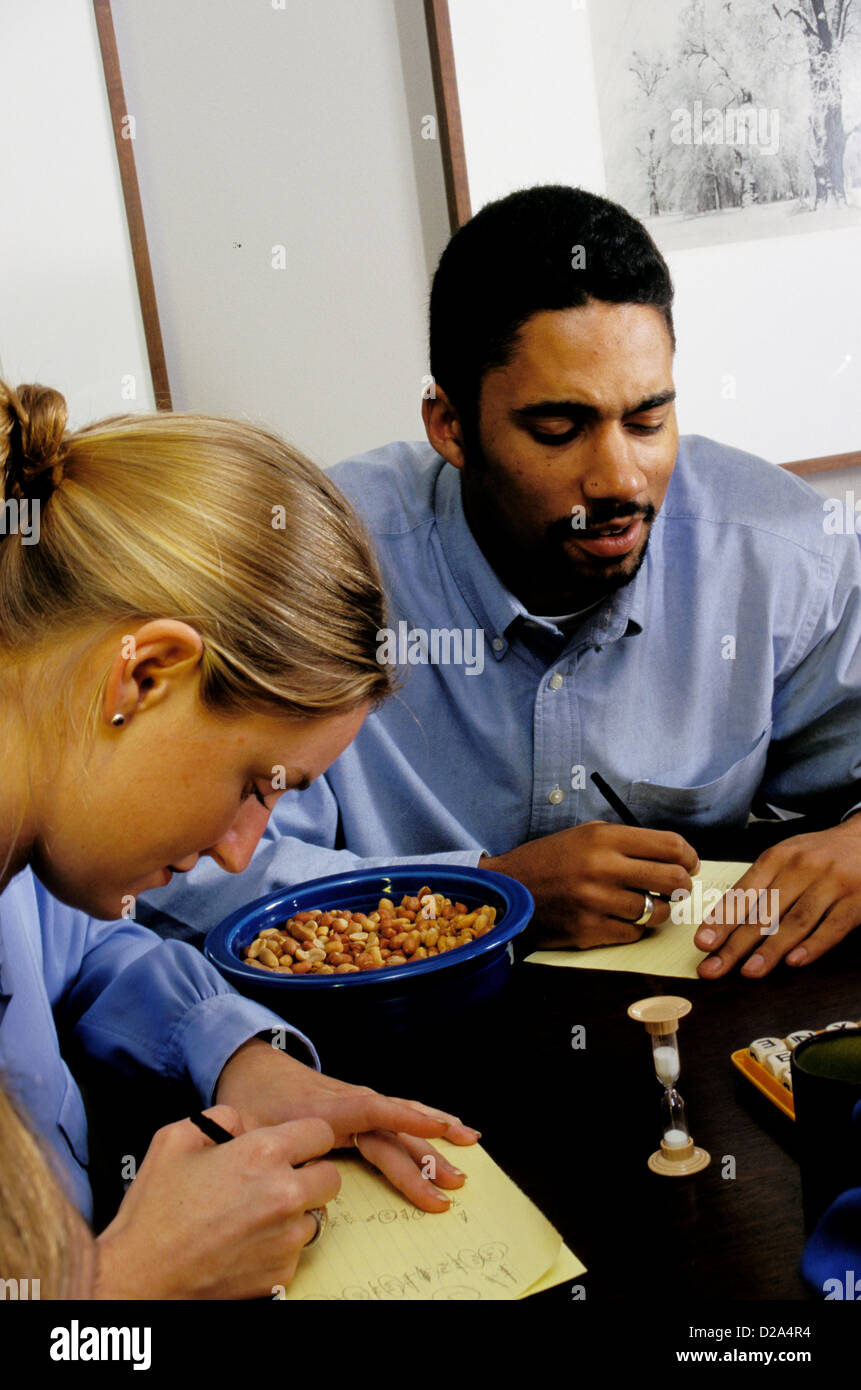 Uomo e Donna che gioca Boggle. Foto Stock