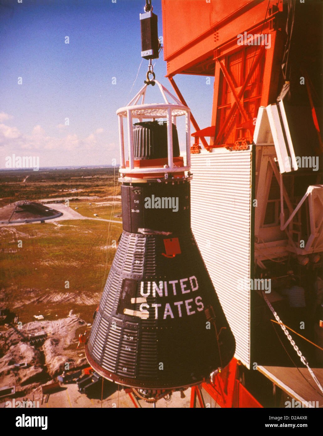Il mercurio 9 essendo sollevata sulla cima di Atlas 93D per un 4 1/2 volo. (3 orbite con uno scimpanzé). 11/61. Foto Stock