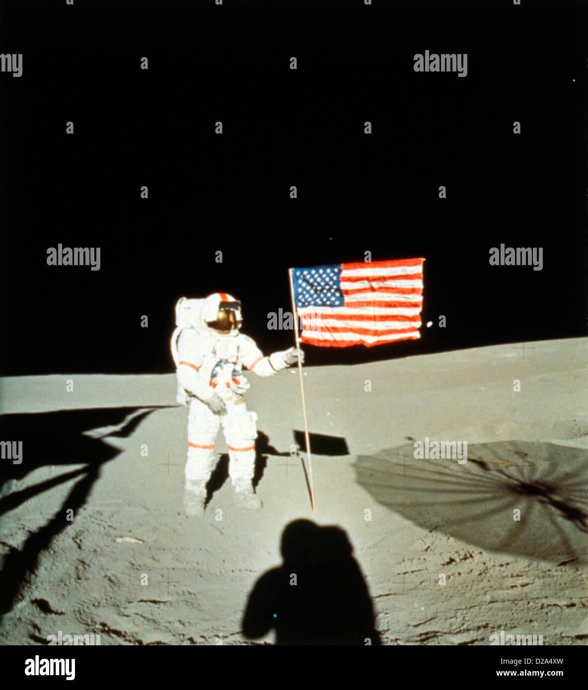 Gli astronauti, Shepard, Apollo 14, sorge con gli Stati Uniti Bandiera sulla luna. Foto Stock