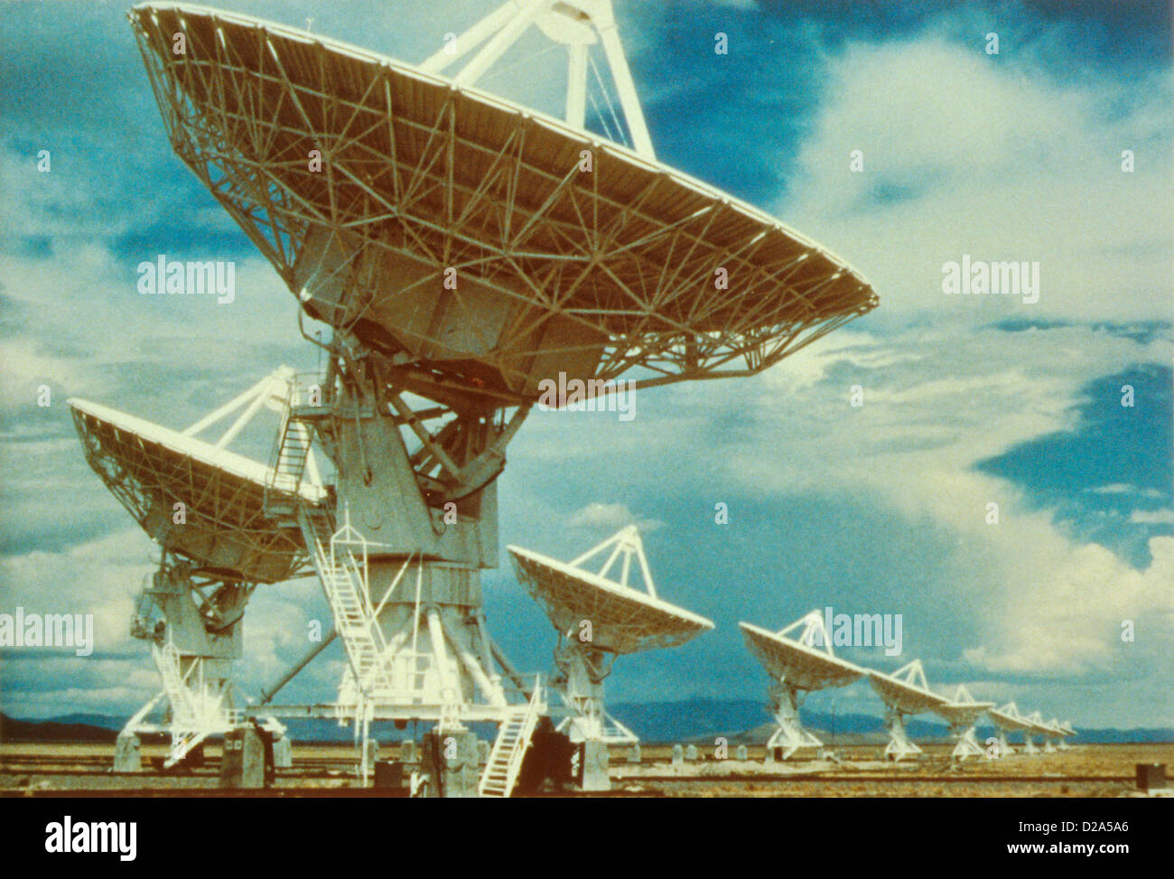 Nuovo Messico, vicino a Socorro. 82-ft. Diametro radio telescopio piatto di Antenna a molto grandi array. Foto Stock