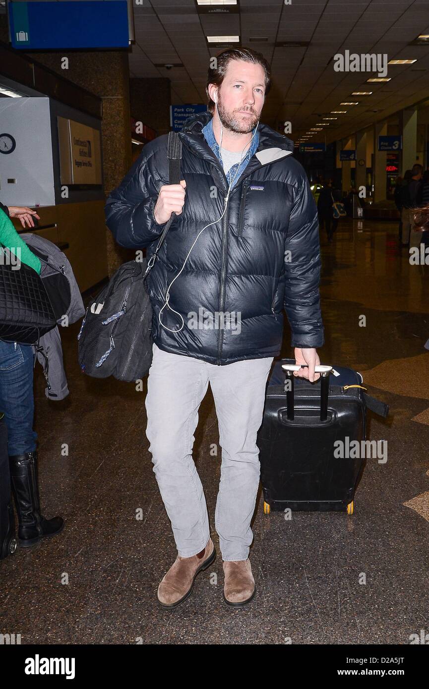 Salt Lake City, Stati Uniti d'America. Il 17 gennaio 2013. Ed Burns, lascia l'Aeroporto Internazionale di Salt Lake City e circa per il Sundance Film Festival attira celebrità a Salt Lake City Salt Lake City Aeroporto Internazionale di Salt Lake City, UT 17 Gennaio, 2013. Foto di: Ray Tamarra/Everett raccolta/ Alamy Live News Foto Stock