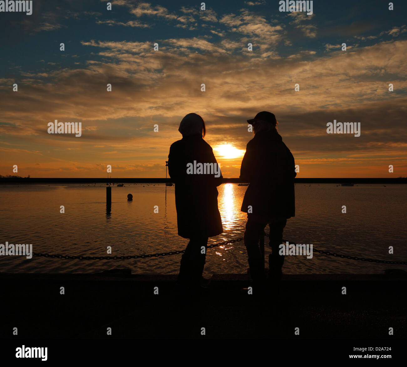 Due donne che chiacchierano al tramonto. Foto Stock