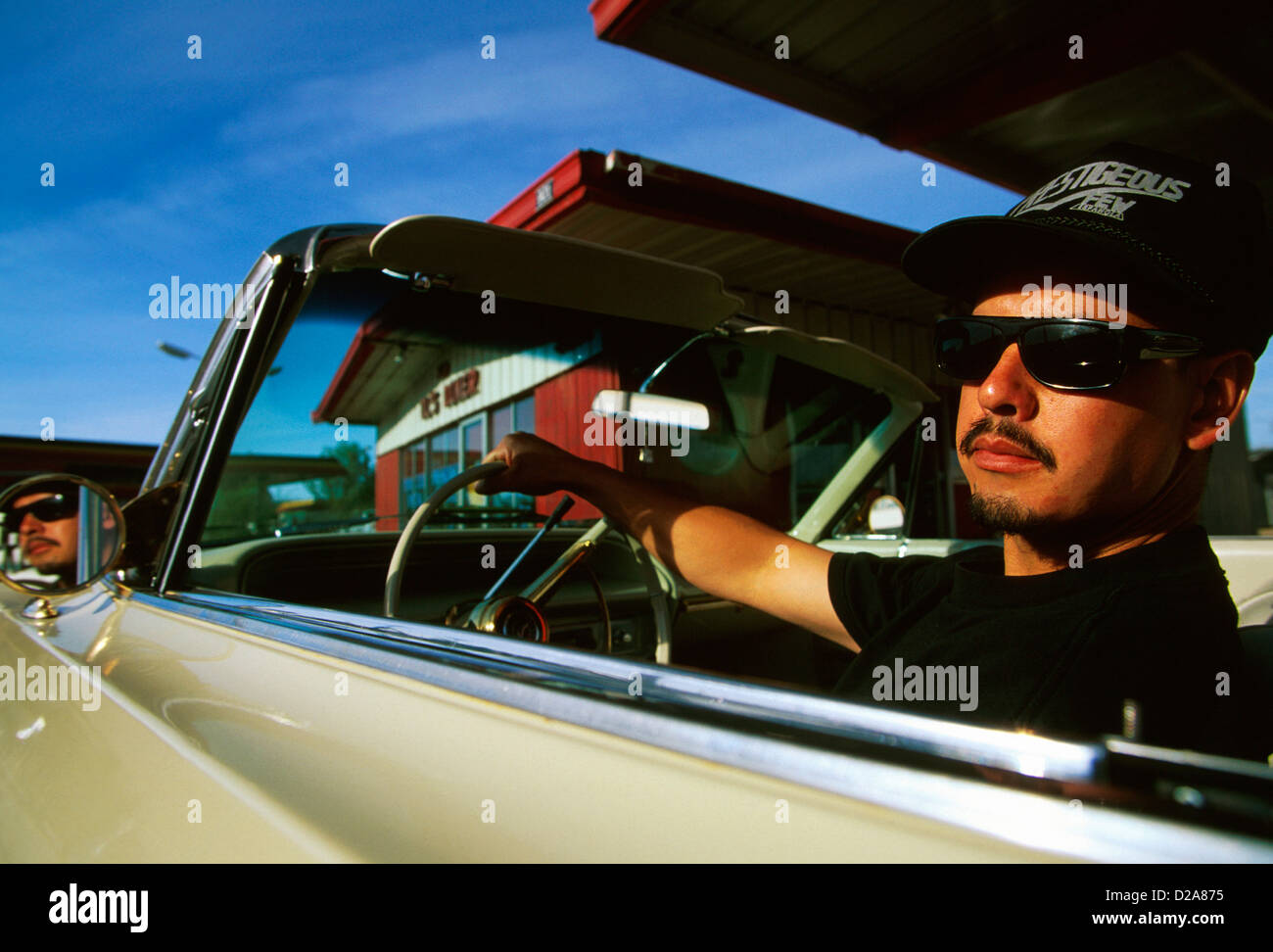 Nuovo Messico, Espanola, l uomo con i baffi e barba, nel sedile del conducente di 1964 Chevrolet Impala. Uso limitato Foto Stock