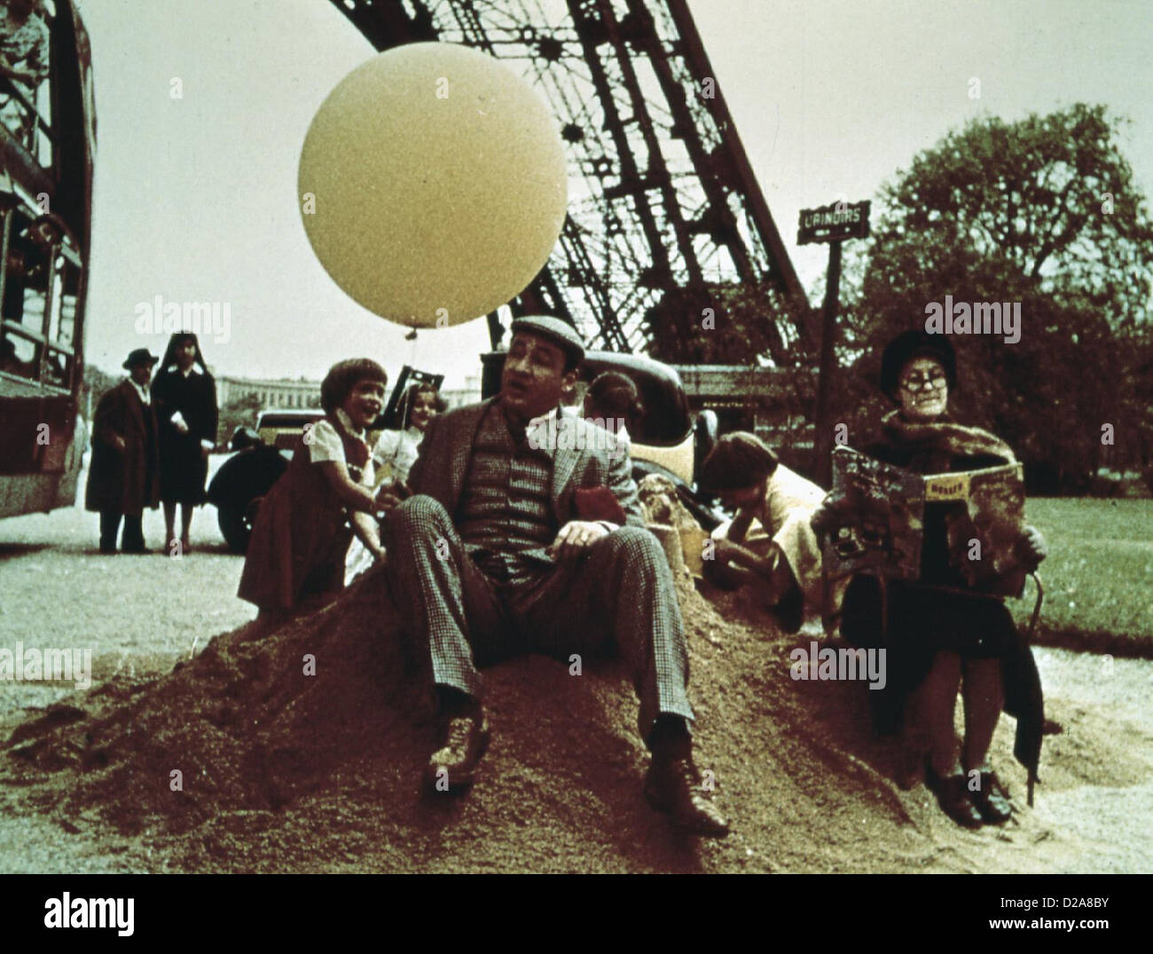 Zazie Zazie dans le Metro Catherine Demongeot, Philippe Noiret Nach halsbrechischen Gefahren auf dem Eifelturm Onkel ist Foto Stock