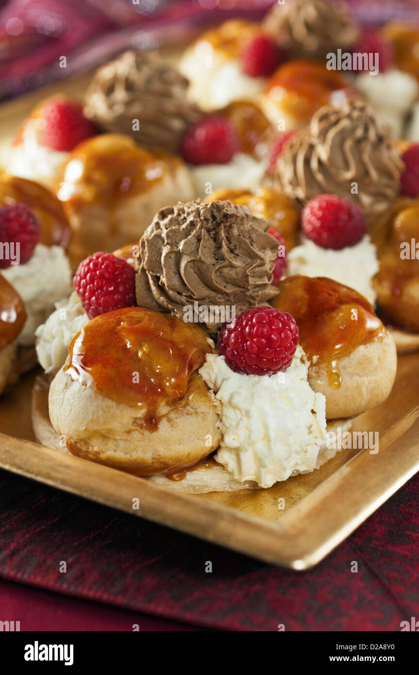 Piccoli Gateaux St Honoré pasticceria francese Foto Stock