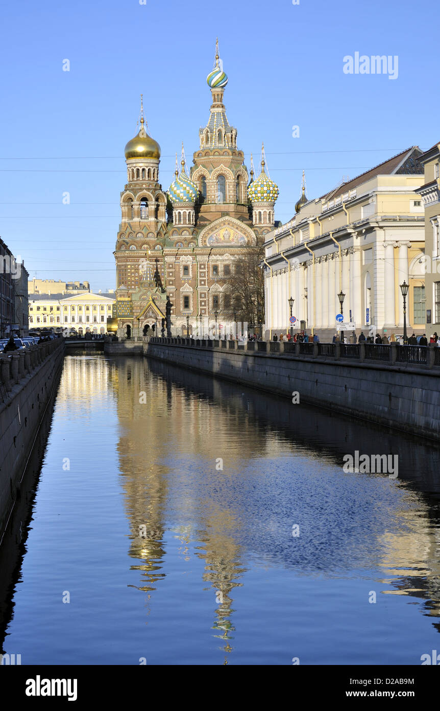 Giorno vista sul canale di acqua alla famosa chiesa ortodossa del nostro Salvatore sul Sangue versato, chiamato Spas-na-krovi su russo in San Foto Stock