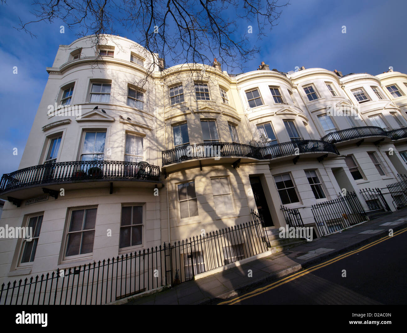 Una terrazza di prua case con facciata in powis square,Brighton. Foto Stock