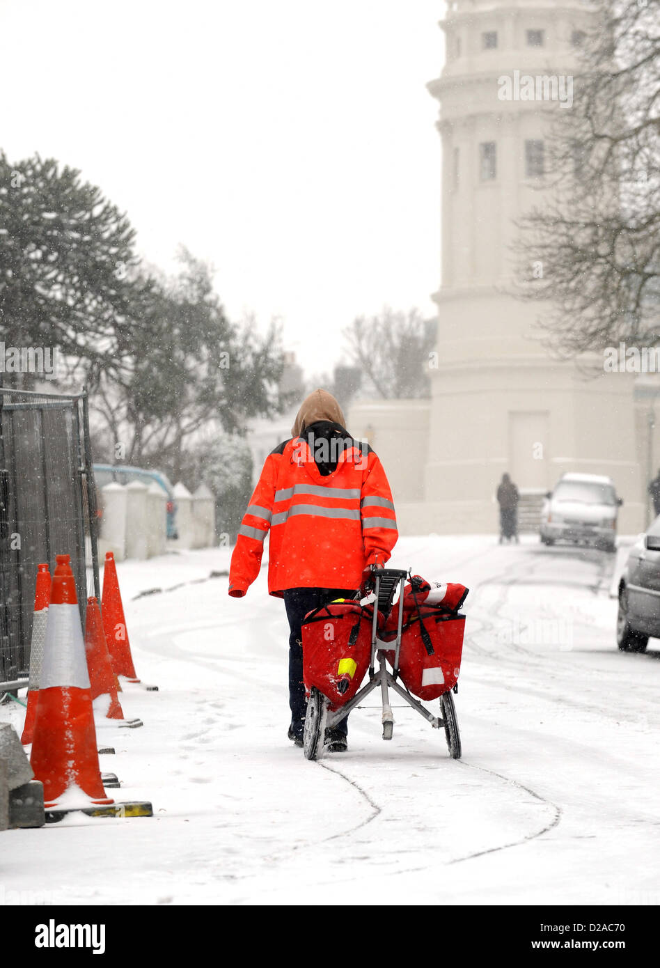 Brighton, Sussex, Regno Unito. 18 gennaio 2013. Un postino battaglie attraverso la neve in Queens Park area di Brighton questa mattina Foto Stock