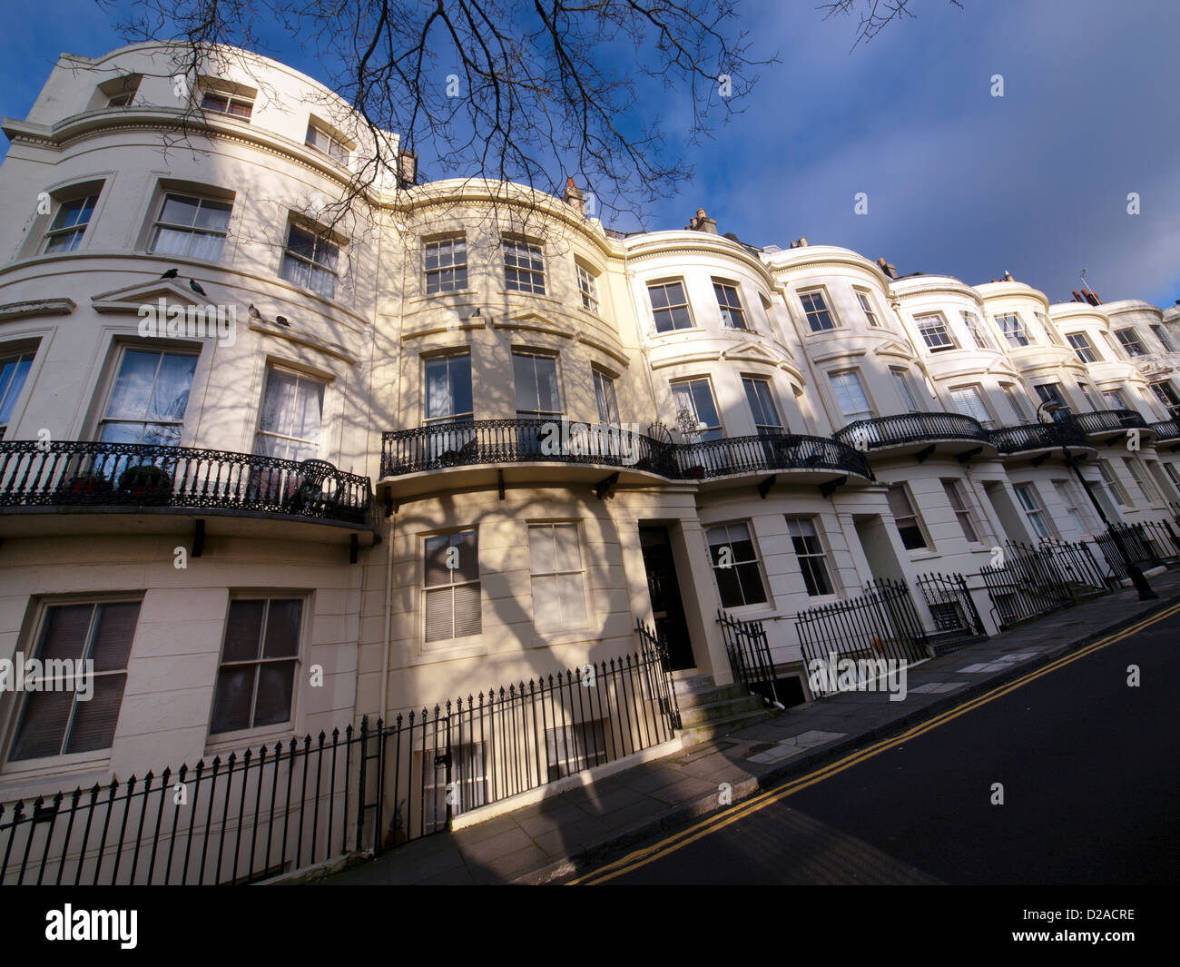 Una terrazza di prua case con facciata in Powis Square,Brighton. Foto Stock