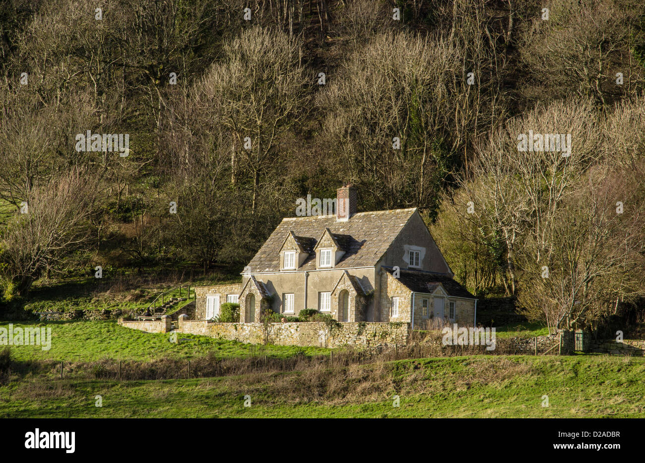 Stone Cottage isolato tra gli alberi in inverno, Dorset, Regno Unito. Europa Foto Stock