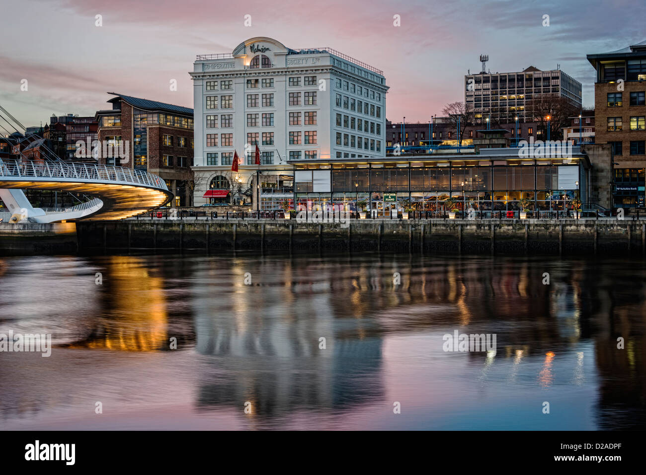 Newcastle Quayside con Pitcher & Piano e Malmaison Hotel vista lungo il fiume Tyne da Gateshead Foto Stock