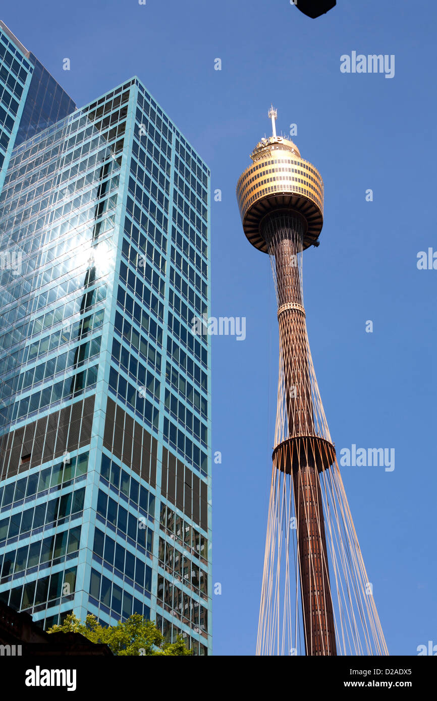 Ipermodernità Australia architettura - Piazza edificio per uffici in contrasto con la forma rotonda della Torre di Sydney Foto Stock