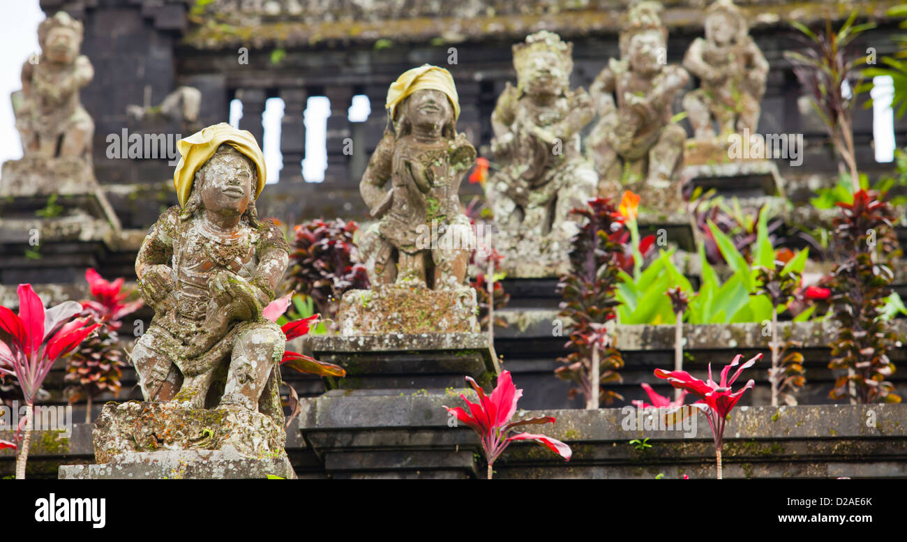 Vecchie statue presso il Tempio madre di Besakih a Bali, in Indonesia Foto Stock