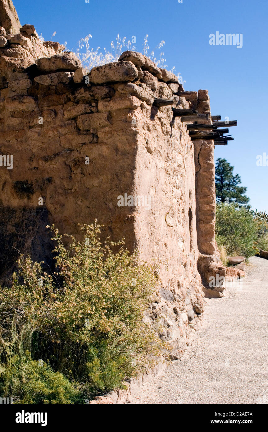 Nuovo Messico Bandelier National Monument Frijoles Canyon Main Loop Trail ricostruito astragalo Casa lungo la parete del canyon dietro a sinistra Foto Stock