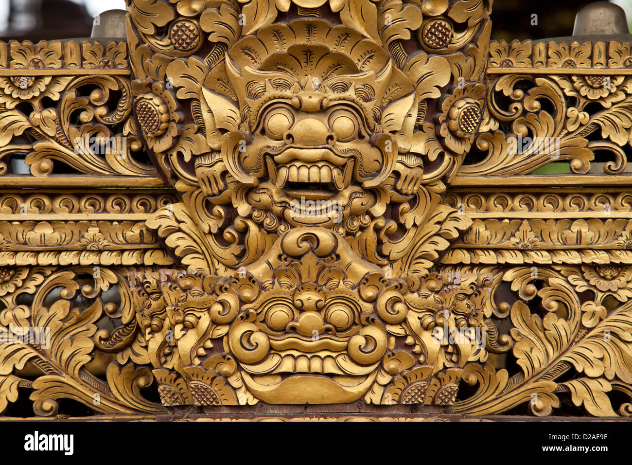 Balinese scultura in legno del drago di maschera viso con vernice dorata Foto Stock