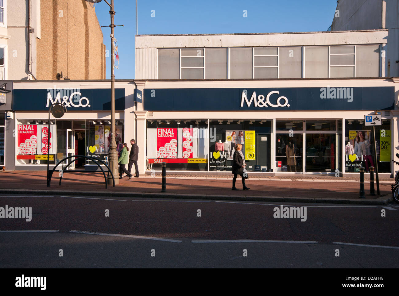 M&Co negozio di abbigliamento UK High Street negozi con vendita segni nella finestra Foto Stock