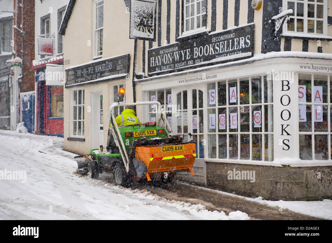 La contea di Powys County Council lavoratore utilizzando mini spazzaneve per gritting e sgombero della neve da strade e marciapiedi dopo la nevicata. Hay-on-Wye Powys Wales UK. 18 gennaio 2013. Credito: Jeff Morgan/Alamy Live News Foto Stock