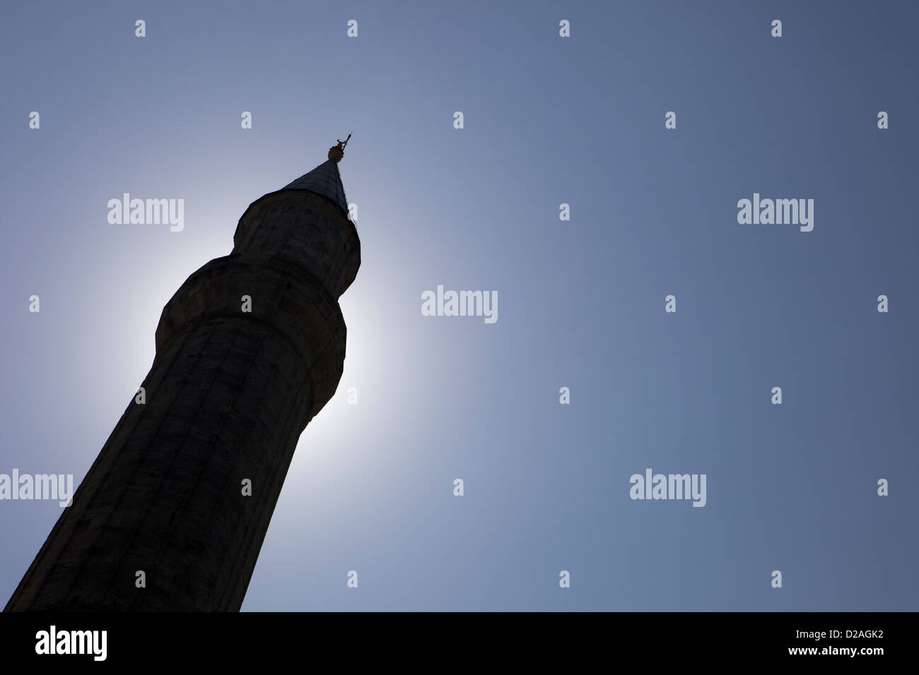 Uno dei minareti torri da Hagia Sophia, museo, Patrimonio Mondiale dell'UNESCO in Istanbul Turchia, Foto Stock