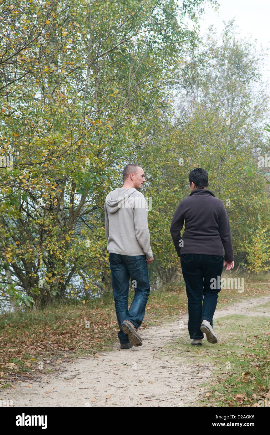 L'uomo e di una donna con una passeggiata nella foresta. Foto Stock