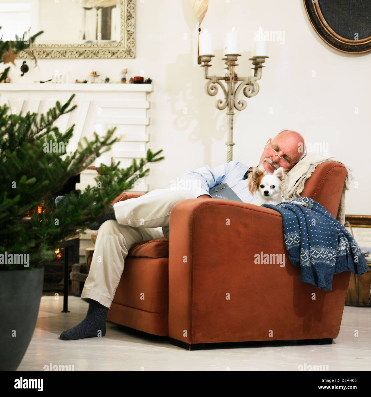 Vecchio uomo dorme da albero di Natale Foto Stock