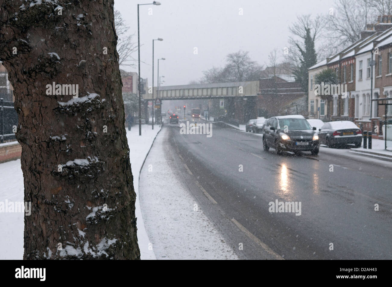 Poveri le condizioni di guida su una coperta di neve Road a ovest di Londra Foto Stock