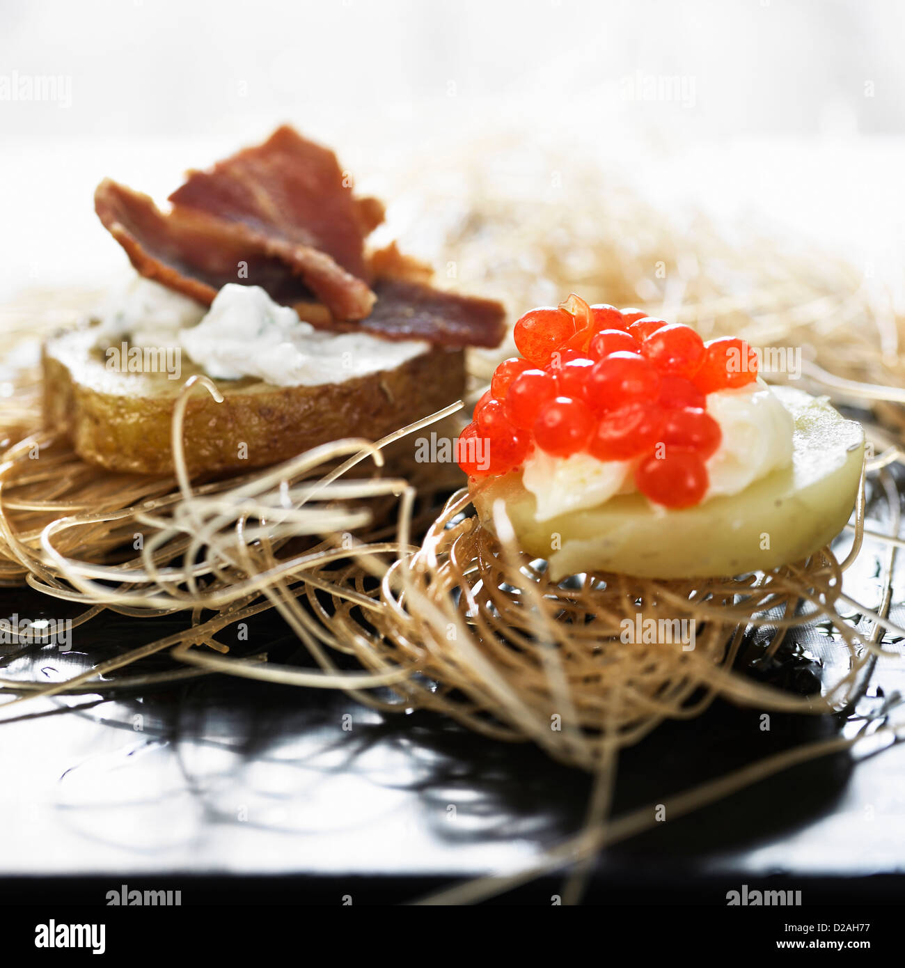 Piastra di pane con formaggio e carne Foto Stock