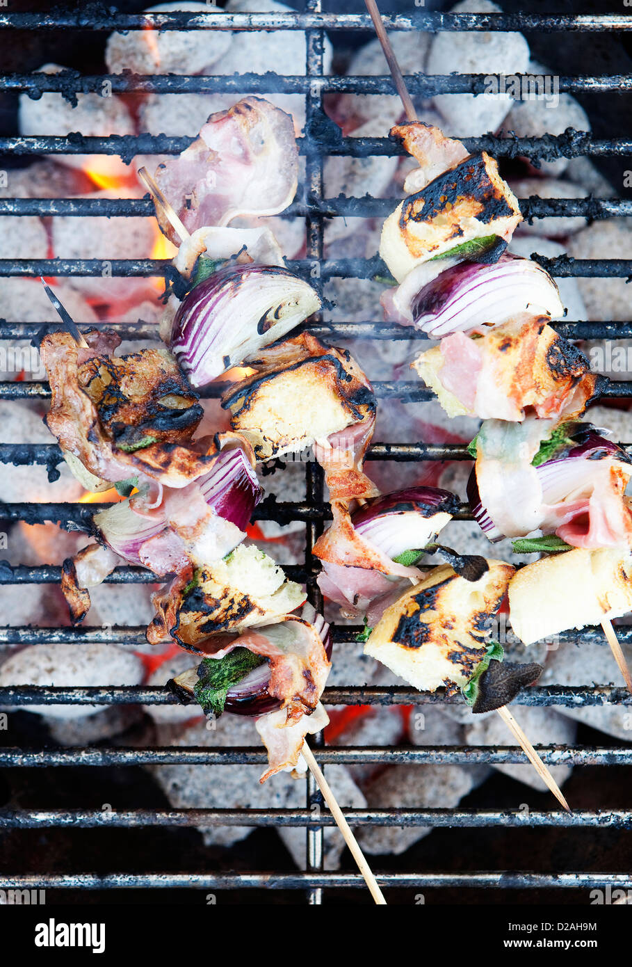 Gli spiedini per la cottura sulla griglia Foto Stock