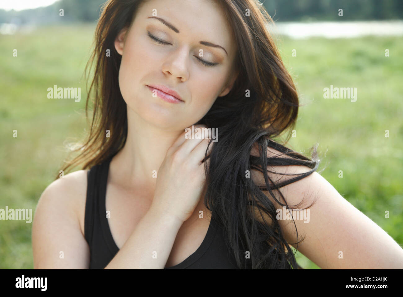 Donna con gli occhi chiusi nel campo Foto Stock