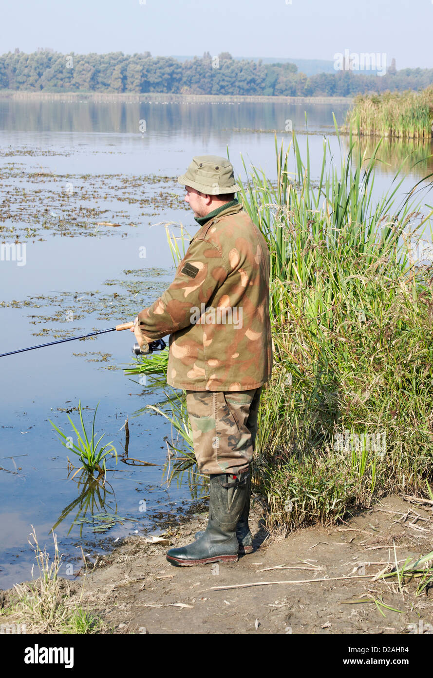 Pescatore vorrebbe per la cattura di lucci con wobbler Little-Lake a Balaton, Ungheria Foto Stock