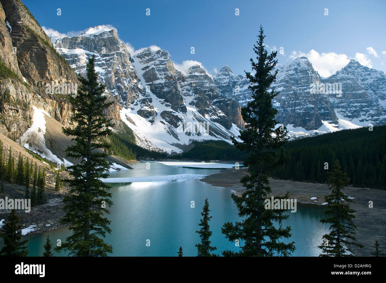 Il Moraine Lake WENNKCHEMNA picchi il Parco Nazionale di Banff Alberta Canada Foto Stock