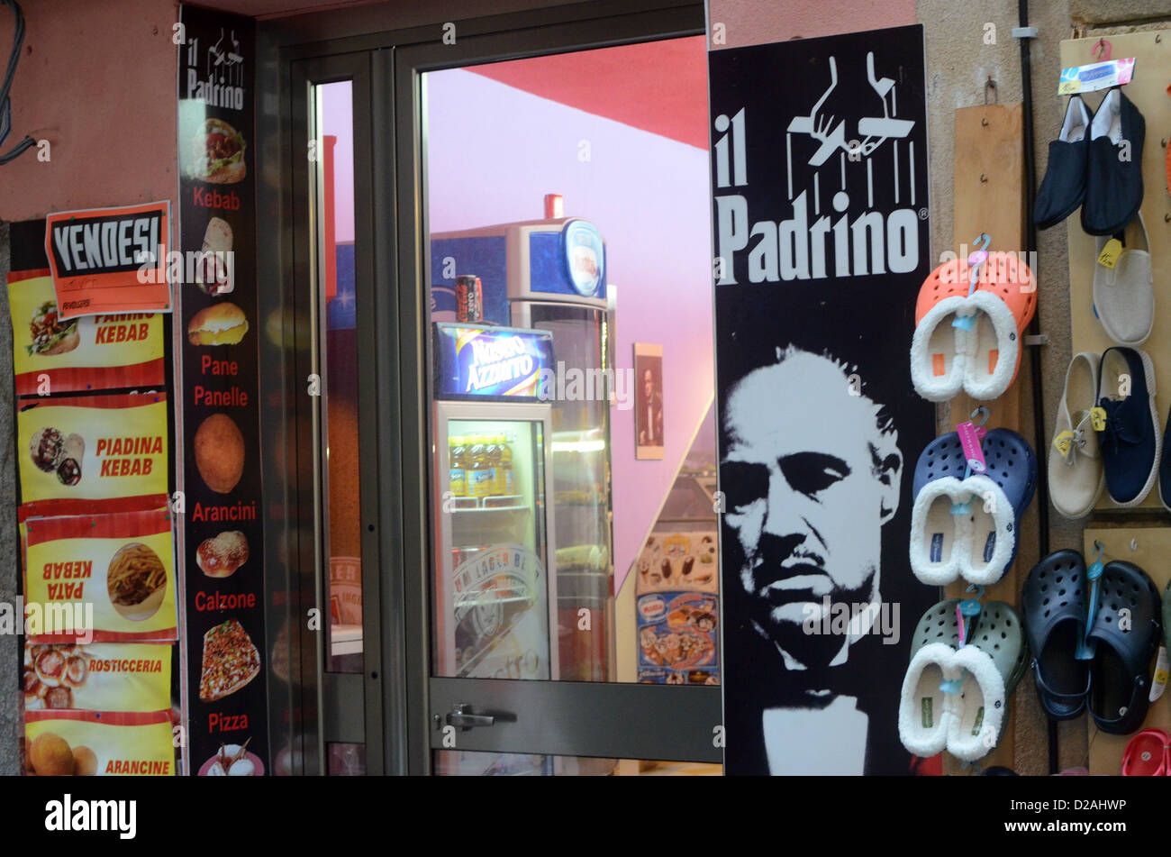 Cefalù centro storico padrino della mafia scarpe di segno il fast food Foto Stock