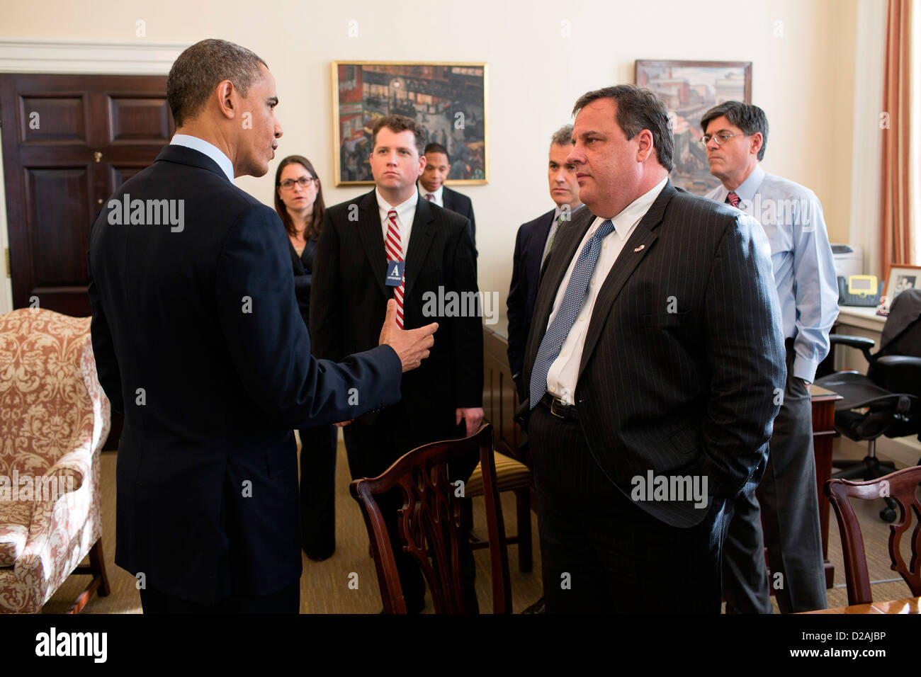 Il Presidente Usa Barack Obama saluta New Jersey governatore Chris Christie e i membri del suo personale in capo della staff Jack Lew dell'ufficio nell'ala ovest della Casa Bianca il 6 dicembre 2012 a Washington, DC. Foto Stock