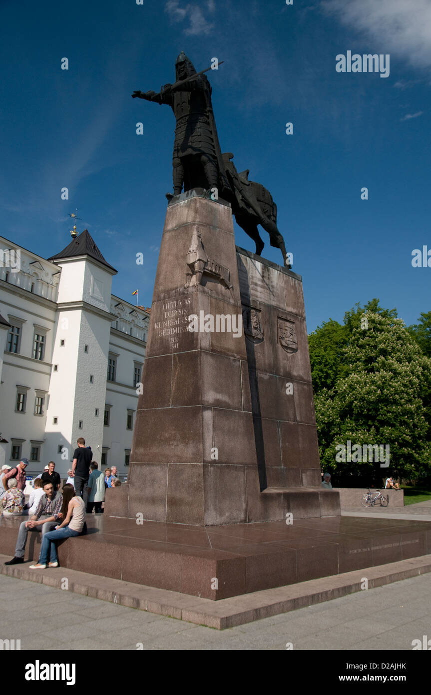 Una statua di Gediminas, Granduca di Lituania, il fondatore di Vilnius del 14th secolo, in Piazza della Cattedrale, Vilnius, Lituania, Stati baltici. Gediminas Foto Stock
