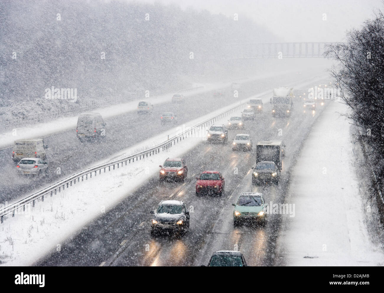Il traffico nella neve sulla M3 a Chobham, Surrey. Foto Stock