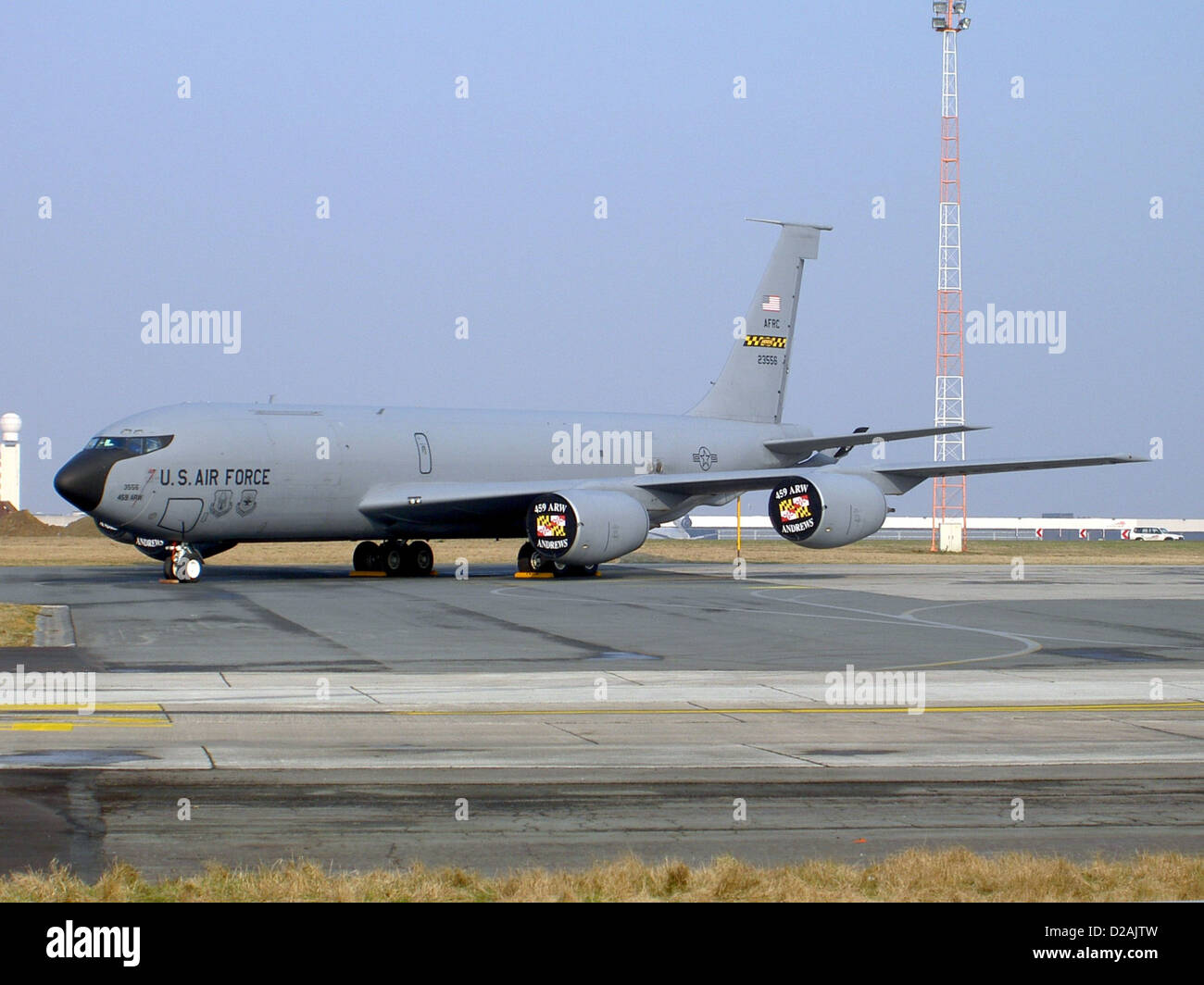 Il Boeing KC-135R Stratotanker è un aereo militare di rifornimento aereo utilizzato dalla United States Air Force (USAF). Questo modello, numero di serie 23556, fornisce capacità di rifornimento in volo essenziali per le operazioni militari, supportando la preparazione al combattimento e le missioni di volo estese. Foto Stock
