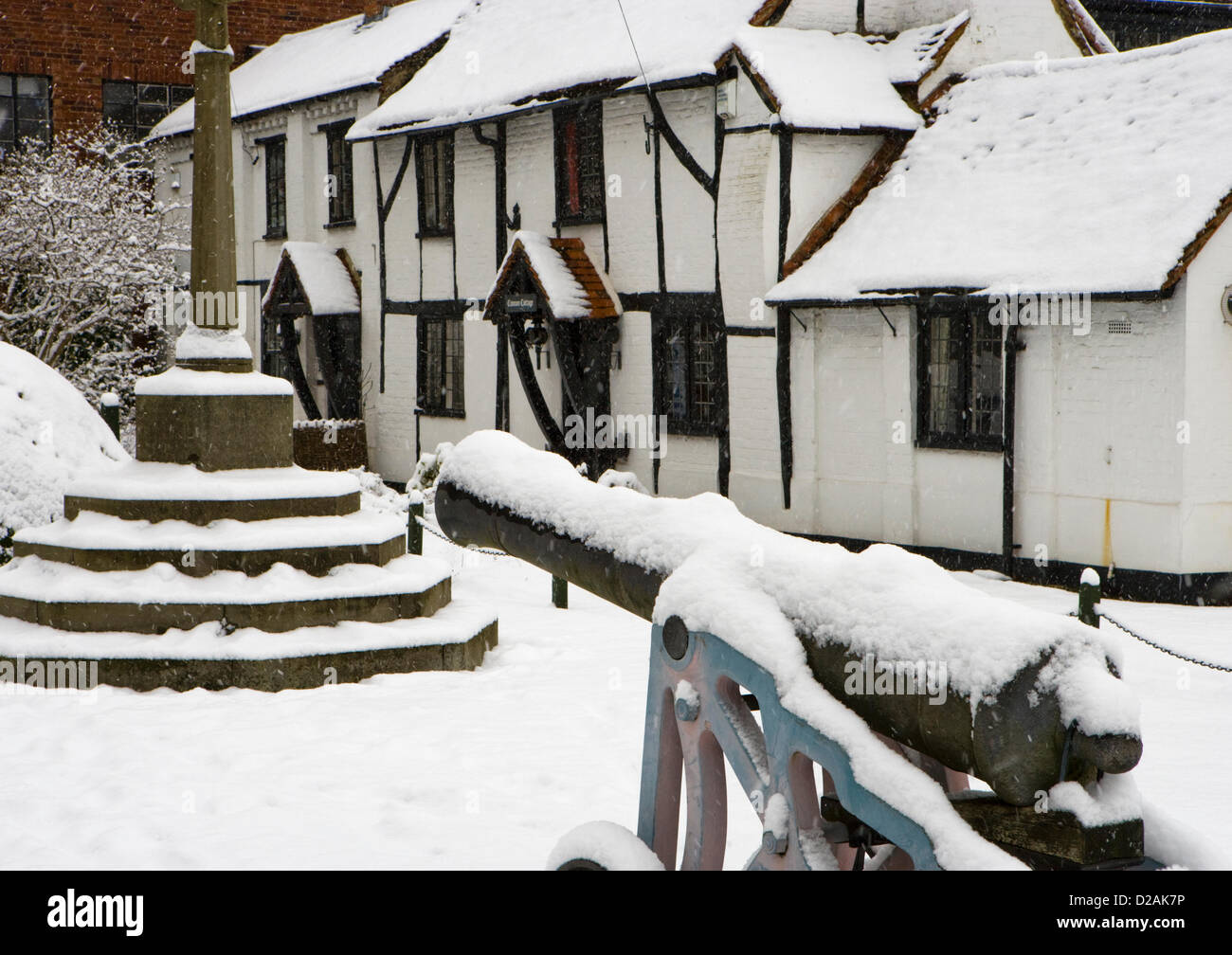 Il Cannone e cottage sotto la neve, Chobham, Surrey, Regno Unito. Foto Stock
