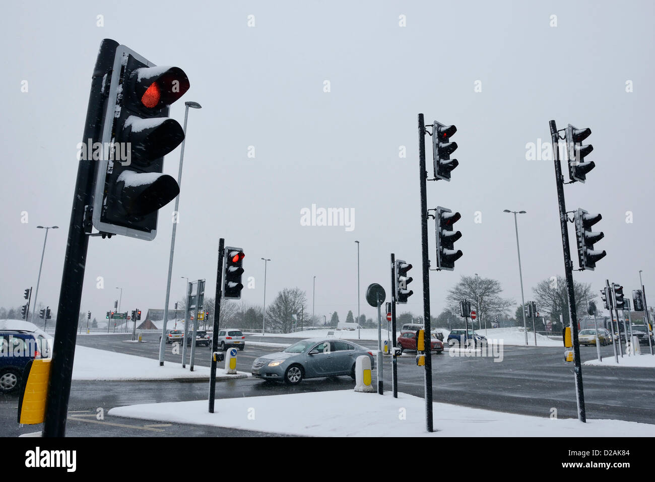 Chester Regno Unito. 18 gennaio, 2013. Il traffico negozia un importante nodo stradale in presenza di neve condizioni atmosferiche. Foto Stock