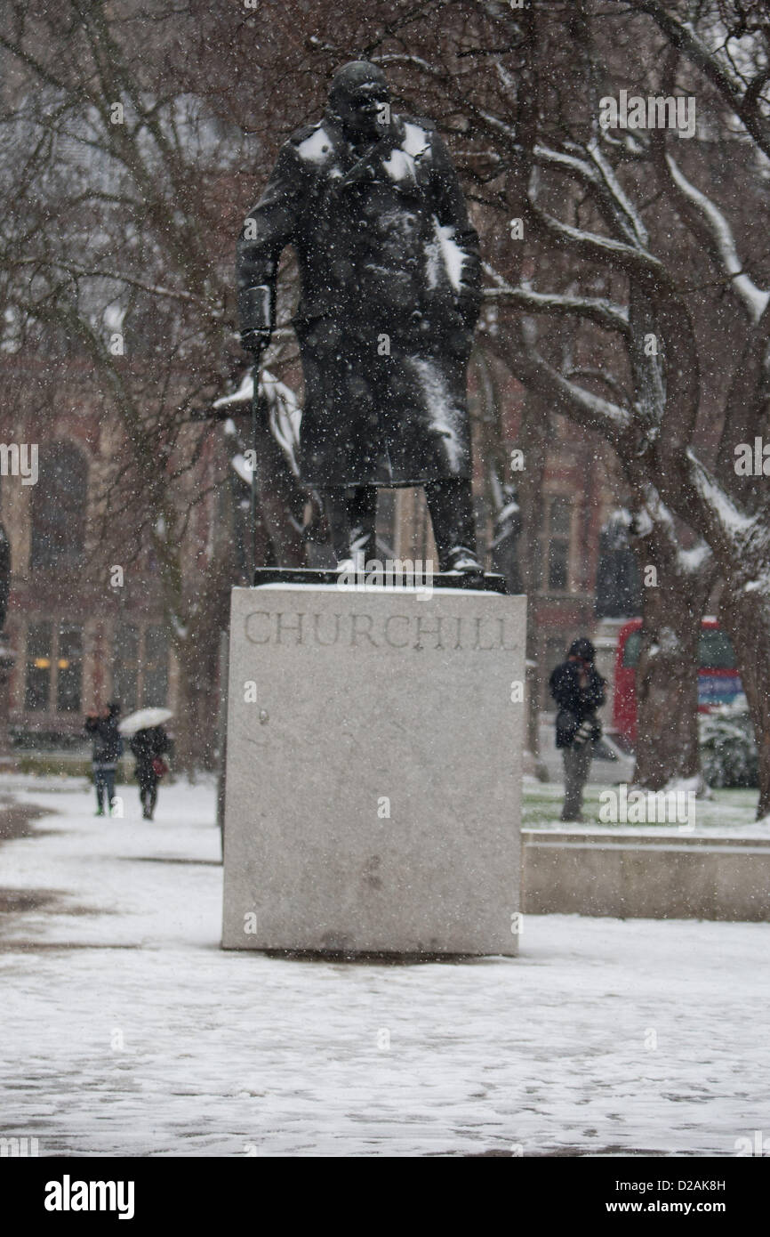 La neve si basa su Winston Churchill statua sulla piazza del Parlamento. Londra, Regno Unito. 18 gennaio 2013. Foto Stock