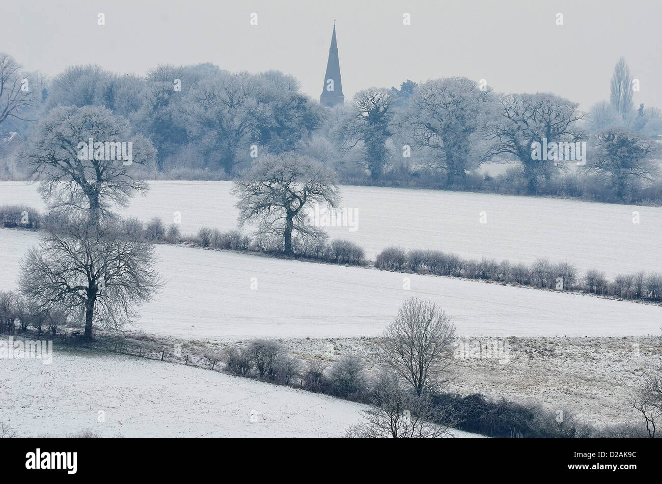 I campi di ghiaccio nelle vicinanze del Thorpe Malsor, Northamptonshire, Regno Unito è rinforzato per una maggiore più neve più tardi di oggi, 18 gennaio 2013. Foto di John Robertson/Alamy live news. Foto Stock