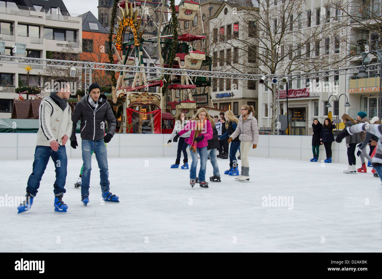 Germania, Colonia. Annuale del Mercato di Natale, i bambini e gli adolescenti a pattinare sulla pista di pattinaggio su ghiaccio. Foto Stock