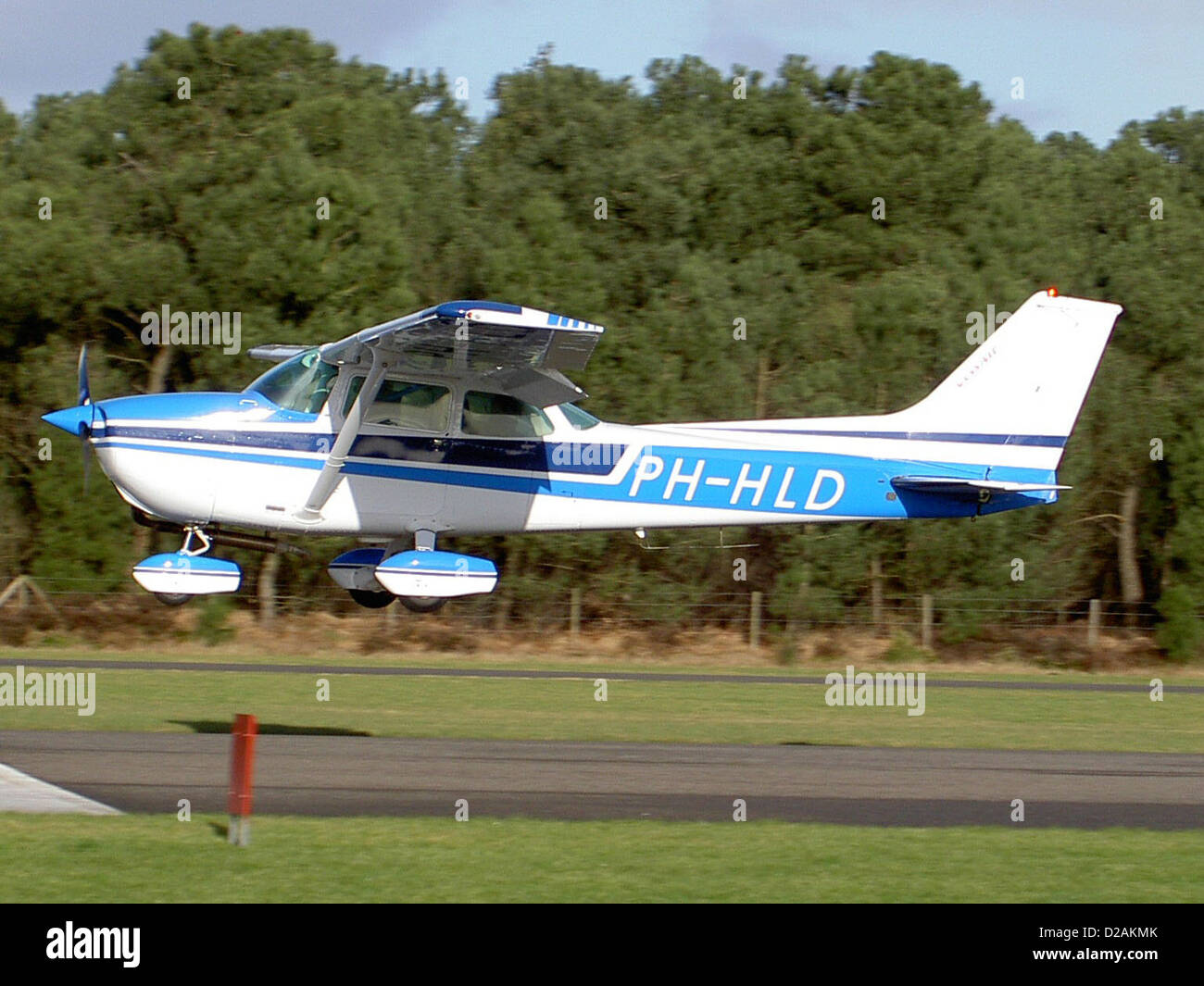IL PH-HLD è un aereo visto all'aeroporto di Seppe, un piccolo aeroporto regionale nei Paesi Bassi. Questo aereo, un aereo leggero per l'aviazione generale, è utilizzato per varie attività di trasporto aereo, come addestramento, voli di piacere e servizi commerciali su piccola scala. Foto Stock