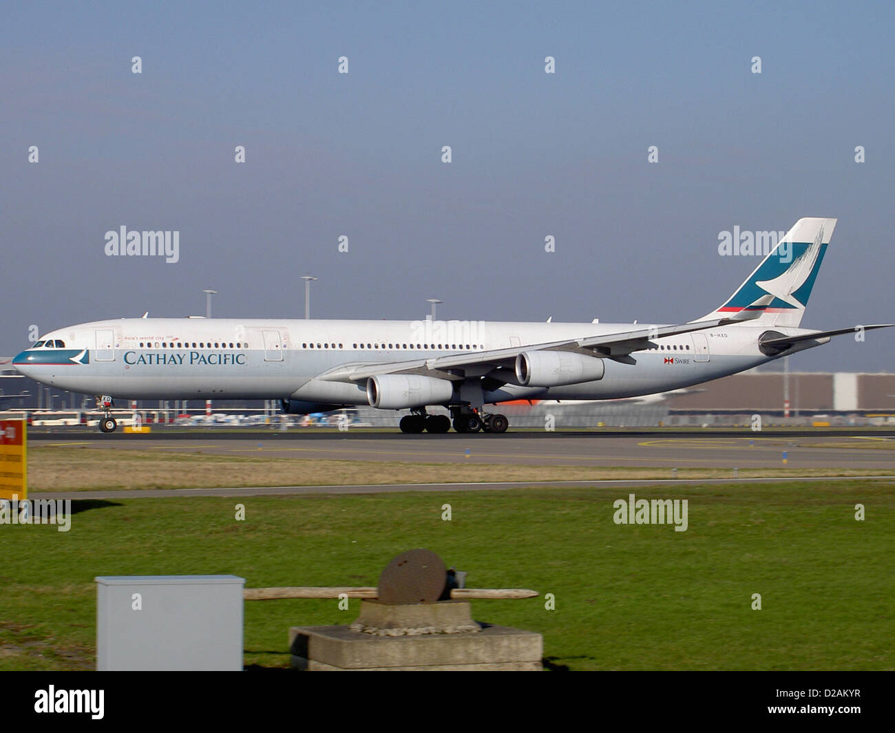 B-HXD è un Airbus A340-313X gestito da Cathay Pacific Airways, una delle principali compagnie aeree con sede a Hong Kong. L'aeromobile è dotato di quattro motori che lo rendono adatto per voli internazionali a lungo raggio. È noto per il suo comfort e affidabilità, che serve i passeggeri sulle rotte attraverso l'Asia e oltre. Foto Stock