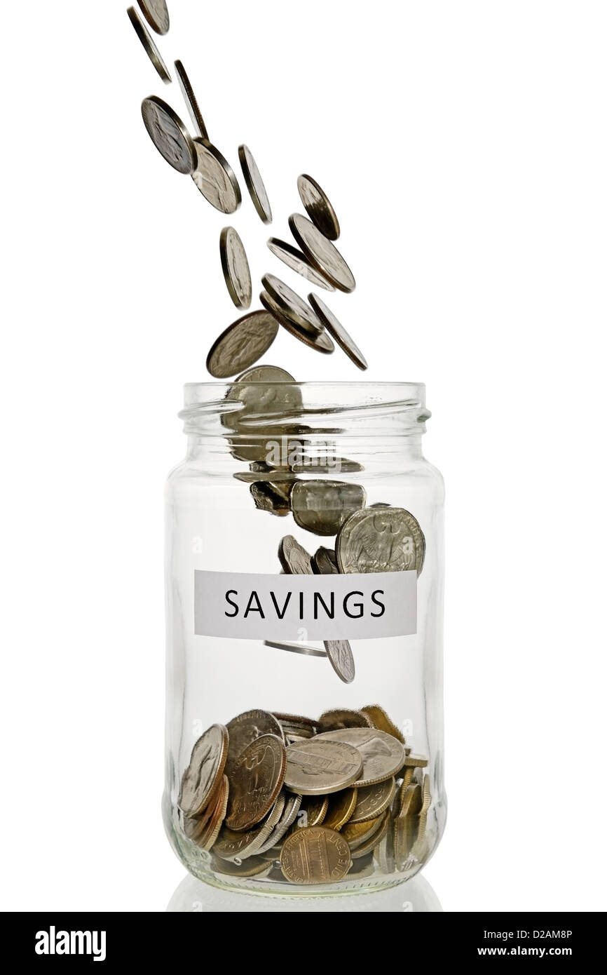 Vaso di risparmio con monete versando in essa, valuta statunitense. Foto Stock