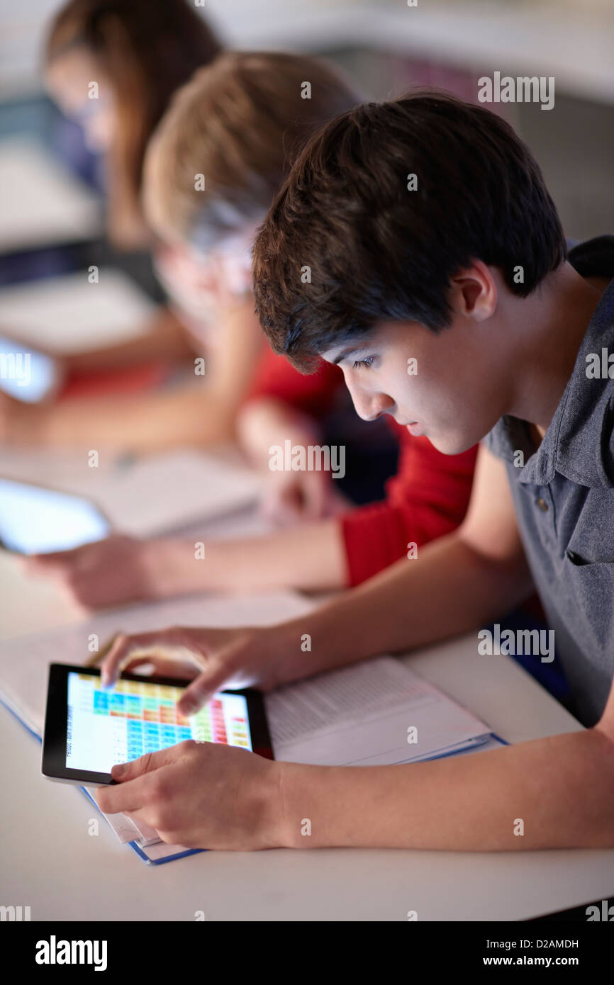 Studente utilizzando computer tablet in classe Foto Stock
